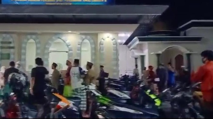 ratusan jemaah jalani rapid test usai salat tarawih