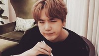 Kerap menunjukkan aktivitas hariannya di siaran langsung VLIVE. Suga pun membagikan momen makan tteokpokkinya di sana. Foto: Istimewa