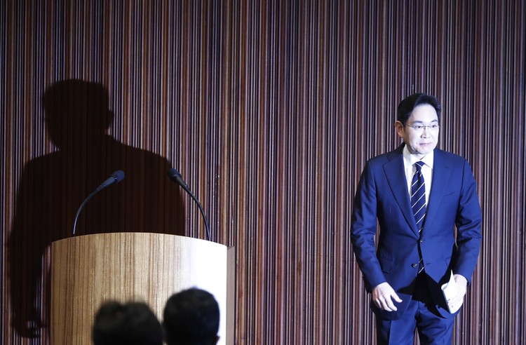 Samsung Electronics Vice Chairman Lee Jae-yong attends a news conference at a companys office building in Seoul, South Korea, Wednesday, May 6, 2020. Lee on Wednesday issued a statement of remorse but offered no clear admission of wrongdoing over his alleged involvement in a 2016 corruption scandal that spurred massive street protests and sent South Korea’s then-president to prison. (Kim Hong-Ji/Pool Photo via AP)