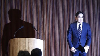 Berkaca dari kasusnya, JY Lee lantas memutuskan tidak mewariskan takhta Samsung kepada anak-anaknya. Dia diketahui memiliki seorang putri dan seorang putra. Foto: AP/Kim Hong-Ji