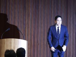 Pangeran Samsung Bungkukkan Badan Minta Maaf ke Publik