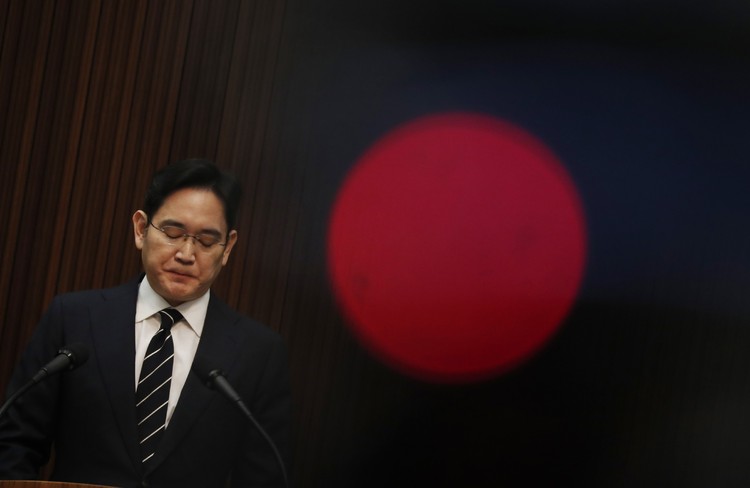 Samsung Electronics Vice Chairman Lee Jae-yong attends a news conference at a companys office building in Seoul, South Korea, Wednesday, May 6, 2020. Lee on Wednesday issued a statement of remorse but offered no clear admission of wrongdoing over his alleged involvement in a 2016 corruption scandal that spurred massive street protests and sent South Korea’s then-president to prison. (Kim Hong-Ji/Pool Photo via AP)
