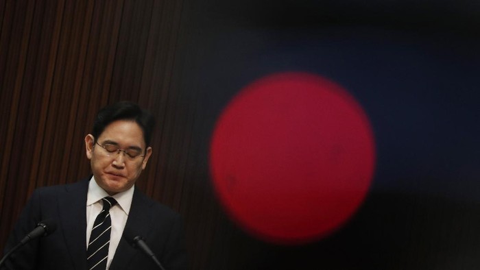 Samsung Electronics Vice Chairman Lee Jae-yong attends a news conference at a companys office building in Seoul, South Korea, Wednesday, May 6, 2020. Lee on Wednesday issued a statement of remorse but offered no clear admission of wrongdoing over his alleged involvement in a 2016 corruption scandal that spurred massive street protests and sent South Korea’s then-president to prison. (Kim Hong-Ji/Pool Photo via AP)