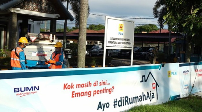 Kantor PLN Sumbar 'Berselimut' Spanduk #diRumahAja Ada pemandangan berbeda di Kantor PLN Unit Induk Wilayah (UIW) Sumatera Barat. Kini pagar yang mengelilingi kantor tersebut dipasangi spanduk '#diRumahAja'.