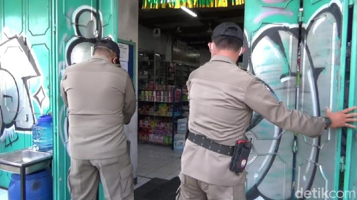 Satpol PP Purwakarta tutup paksan toko non pangan yang beroperasi saat PSBB