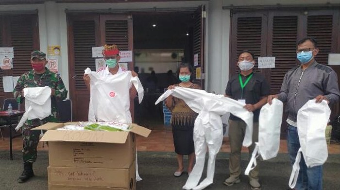 Kodam Hasanuddin memberikan bantuan hazmat ke Satgas COVID-19 Tana Toraja