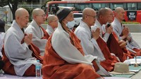 Doa bersama dibawah sinar terik matahari itu berlangsung khusyuk.