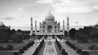 Bentang alam Taj Mahal saat dijepret tahun 1961. Pemandangan ini termasuk kompleks taman dan kolam masih orisinil hingga saat ini. Haber/Fox Photos/Getty Images.
