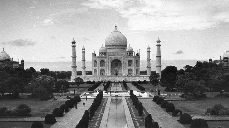 Taj Mahal dalam Bingkai Hitam Putih Jika pertama kali melancong ke India, patut untuk menjejak kaki di Taj Mahal. Bangunan spektakuler dari abad ke-17 tersebut masih utuh sampai saat ini, masih orisinil dengan segala pesonanya.