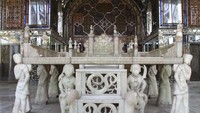 Istana Golestan merupakan istana tertua di Iran. Saat itu Islam telah memberi corak baru dalam gaya arsitektur imperium Persia di kawasan Iran. Salah satu mahakarya arsitektur Islam di tanah taklukan Khalid bin Walid pada masa Islam Khulafaur Rasyidin ini adalah Istana Golestan. Istana ini menyimpan sejarah panjang perkembangan dan penaklukan berbagai dinasti di Iran selama masa kekuasaan Islam abad pertengahan hingga modern.  AFP via Getty Images/ATTA KENARE