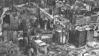 Seperti diketahui, Perang Dunia II berlangsung sejak tanggal 1 September 1939. Perang yang melibatkan berbagai negara di dunia ini disebut sebagai perang terluas dalam sejarah kehidupan manusia karena melibatkan jutaan orang di berbagai pasukan militer. Dampak perang ini pun cukup masif. Seperti halnya potret kawasan Hamburg, Jerman, ini yang dipotret pada tanggal 7 Mei 1945 yang tampak luluh lantak usai dijatuhkan bom. AP Photo, File.