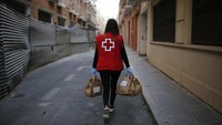 Relawan PMI menysuri jalan-jalan di Huelva, Spanyol, untuk mengantarkan makanan kepada warga terdampak Corona, 24 April lalu. Marcelo del Pozo/Getty Images.