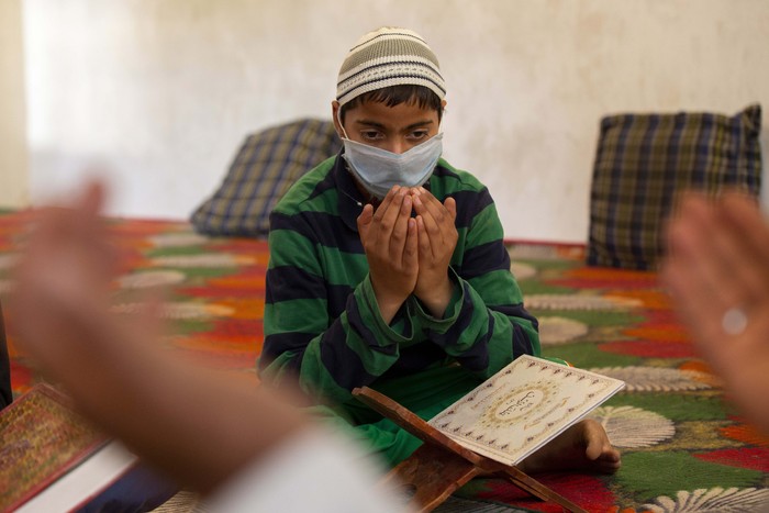 Anak-anak muslim Kashmir tetap belajar Alquran di tengah pandemi corona ini. Begini potret anak-anak kashmir belajar alquran di bulan Ramadhan.