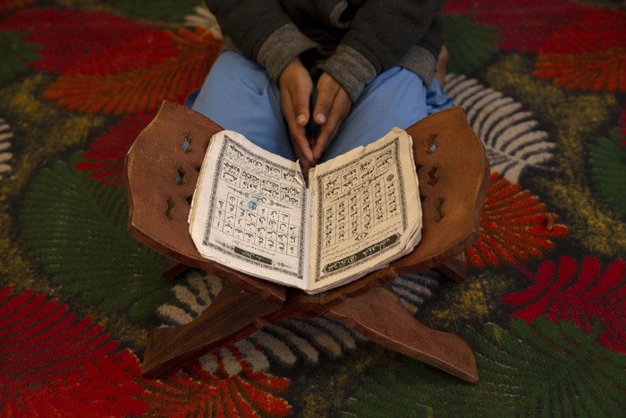Potret Anak-anak Kashmir Belajar Alquran di Tengah Pandemi Anak-anak muslim Kashmir tetap belajar Alquran di tengah pandemi corona ini. Begini potret anak-anak kashmir belajar alquran di bulan Ramadhan.