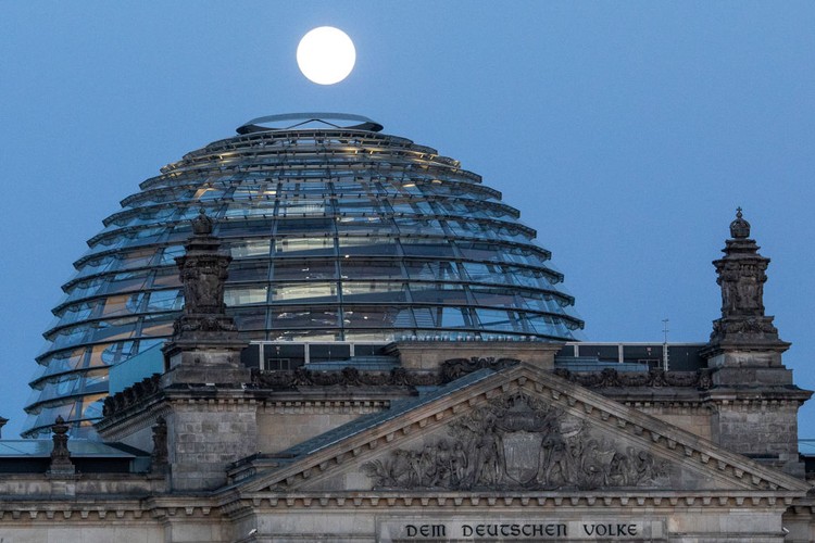 Potret Keindahan Supermoon di Berbagai Penjuru Dunia Potret Keindahan Supermoon di Berbagai Penjuru Dunia
Keindahan bulan purnama besar atau Supermoon menjadi fenomena terakhir di tahun 2020. Ini juga terlihat jelas hampir diberbagai belahan dunia. Beginilah foto-fotonya.