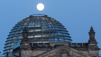 Kalau yang ini Supermoon bersinar di atas Gedung Reichstag pada 7 April 2020 di Berlin, Jerman. Bulan super pink itu adalah supermoon terbesar dan terdekat tahun ini juga sebelum yang terakhir pada (7/5) kemarin. Getty Images/Maja Hitij
