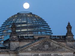 Potret Keindahan Supermoon di Berbagai Penjuru Dunia