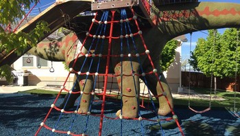 Dinosaurus ini dilengkapi dengan ayunan di ekor, pegangan panjat tebing di satu sisi, pegangan tali dan monyet bar di sisi lain, sarang gagak di leher dan kepala dengan luncuran ke samping, dan tali pengaman di sekelilingnya dengan serpihan karet untuk perlindungan jika terjatuh. (Istimewa/Dok. Bored Panda/thecauseman)