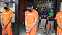 Seperti diketahui, YouTuber Ferdian Paleka bikin heboh. Ia membuat konten prank berupa video saat membagikan dus berisi sampah ke waria dan bocah di Kota Bandung.