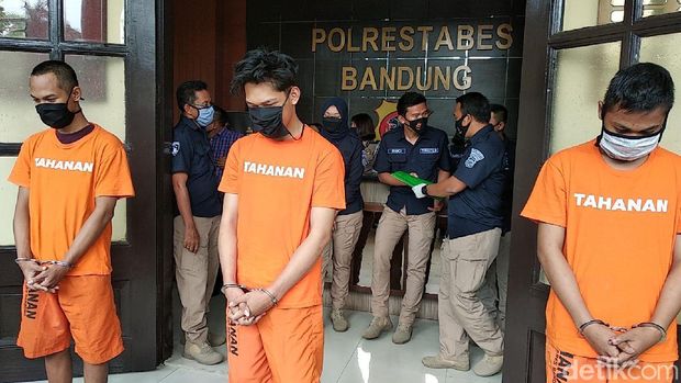 YouTuber Ferdian Paleka berhasil ditangkap polisi usai kabur beberapa hari. Kini ia berbaju tahanan usai ditangkap pada Jumat (8/5/2020) dini hari oleh tim gabungan dari tim khusus Direktorat Reserse Kriminal Umum dan Resmob Polrestabes Bandung, Ini penampilan Ferdian Usai Jadi Tersangka.