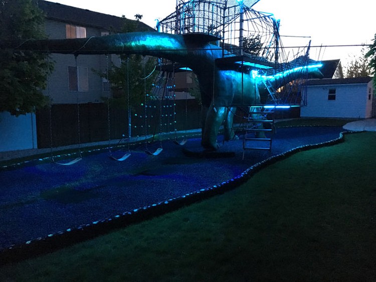 Seorang ayah membuat sebuah taman bermain yang berbentuk dinosaurus dengan berbagai fasilitasnya. Taman ini ditujukan untuk bermain anaknya kala pandemi Corona.
