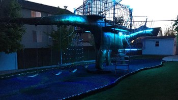 Taman dinosaurus ini juga dilengkapi dengan lampu LED yang akan sangat membantu jika malam hari. (Istimewa/Dok. Bored Panda/thecauseman)