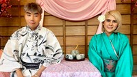 Pria yang pernah diisukan dekat dengan Evelyn ini tengah menikmati ritual minum teh ala Jepang. Mereka kompak pakai kimono lho! Foto: Instagram roykiyoshi
