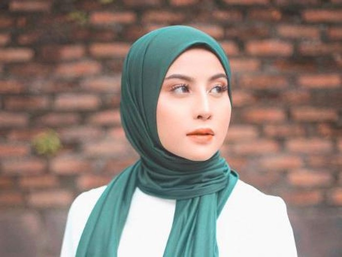 Awkarin Awkarin berhijab