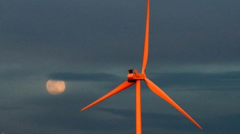 Ini adalah penampakan Super Pink Moon yang terlihat di atas turbin angin pada 7 April 2020 lalu di Northampton, Inggris. Getty Images/David Rogers