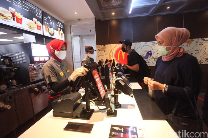 Restoran siap saji McDonalds Sarinah akan tutup permanen. Yuk lihat lagi sudut-sudut penuh cerita di gerai McD pertama di Indonesia ini.