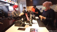 Lokasinya yang sangat strategis membuat tempat ini menjadi pilihan bagi warga yang lapar atau hanya sekadar menongkrong.