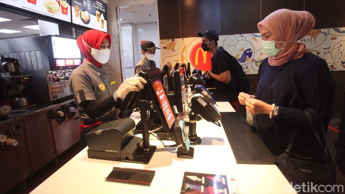 Restoran siap saji McDonalds Sarinah akan tutup permanen. Yuk lihat lagi sudut-sudut penuh cerita di gerai McD pertama di Indonesia ini.