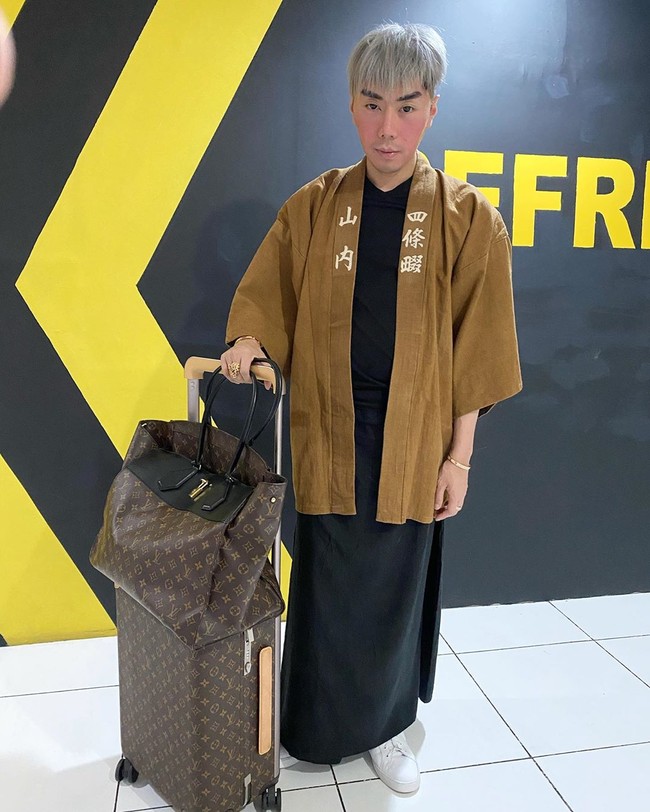 Inilah gaya Roy Kiyoshi ketika hendak travalling. Ia memadukan busana bergaya kimono dengan tas dan koper Louis Vuitton. (Foto: Instagram/@roykiyoshi)