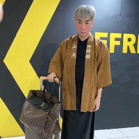 Inilah gaya Roy Kiyoshi ketika hendak travalling. Ia memadukan busana bergaya kimono dengan tas dan koper Louis Vuitton. (Foto: Instagram/@roykiyoshi)