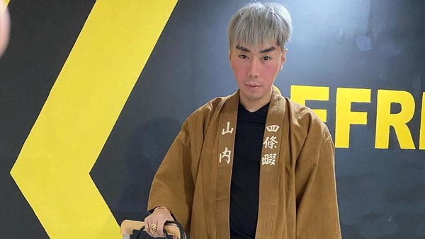 Deretan Gaya Nyentrik Roy Kiyoshi Sebelum Ditangkap karena Narkoba