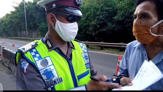 Aris saat memberikan penjelasan ke polisi.
