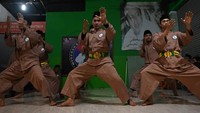 Pada zaman penjajahan Belanda dan Jepang, semua kegiatan yang berbau beladiri dilarang. Namun para pesilat tidak kehilangan akal, mereka pun menggelar latihan pencak silat di malam hari dan memakai pakaian serba hitam. Hal tersebut dilakukan agar kegiatan tersebut tidak diketahui oleh pihak penjajah. Latar belakang sejarah itulah yang menyebabkan banyak perguruan pencak silat di Indonesia menggunakan seragam berwarna hitam. Bay Ismoyo/AFP via Getty Images