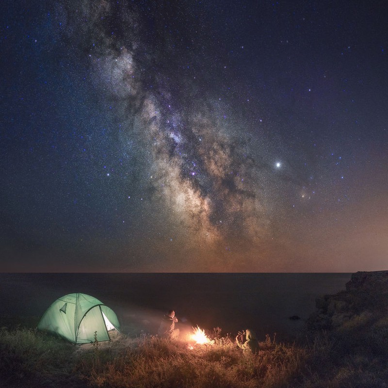 Keindahan Bima Sakti memang tidak bisa dilihat dengan mata telanjang, namun melalui karya-karya berikut ini kita bisa melihat betapa menakjubkannya langit malam