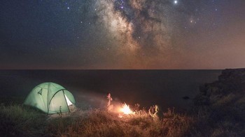 Seperti berkemah dan menyalakan api unggun di bawah langit yang luar biasa. Istimewa/Dok. Boredpanda/Mihail Minkov.