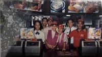 Ini adalah potret para karyawan yang bekerja di McDonalds. Seragamnya tampak berbeda dengan yang sekarang ya? Foto: istimewa