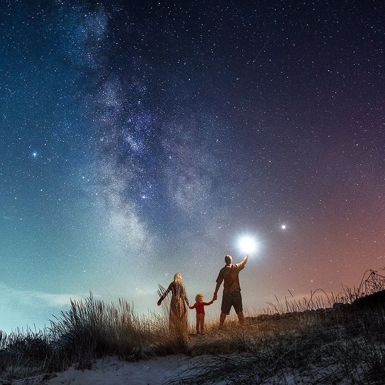 Keindahan Bima Sakti memang tidak bisa dilihat dengan mata telanjang, namun melalui karya-karya berikut ini kita bisa melihat betapa menakjubkannya langit malam