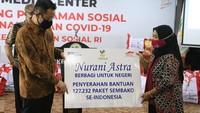 Menteri Sosial Republik Indonesia Juliari P. Batubara (kiri) menerima secara simbolis bantuan dari Head of Environment and Social Responsibility Astra Diah Suran Febrianti (kanan) di Kementerian Sosial RI, Jakarta (8/5). Istimewa/Dok PT Astra International Tbk.