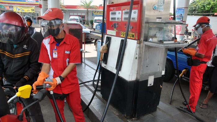 Petugas SPBU menggunakan alat pelindung wajah saat melayani pengendara motor di SPBU 34-16113, Cilendek, Kota Bogor, Jawa Barat, Selasa (5/5/2020). Petugas SPBU yang berhubungan langsung dengan pengendara tersebut menggunakan alat pelindung wajah sebagai upaya untuk melindungi diri, keluarganya maupun orang lain dalam upaya pencegahan penyebaran COVID-19. ANTARA FOTO/Arif Firmansyah/foc.