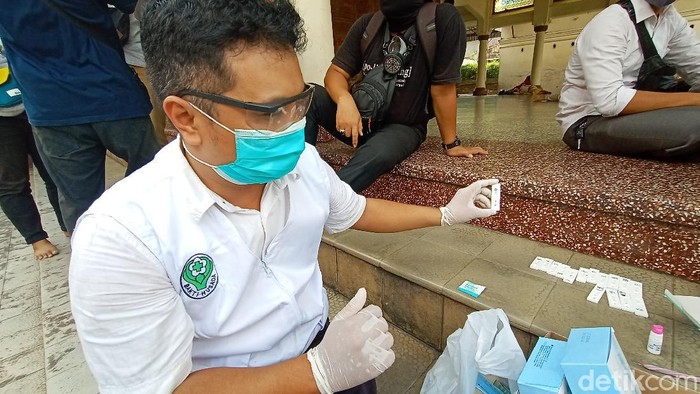 Petugas Dinkes Kudus menunjukan hasil rapid test di lingkungan Masjid Menara Kudus, Jumat (8/5/2020).