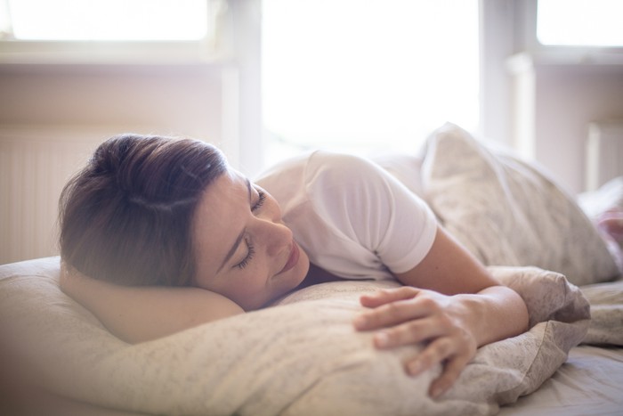 wanita tidur Theres nothing better than a lie in. Woman sleeping in bed.