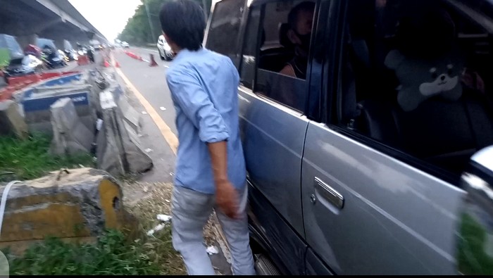 Aris saat menepikan mobil di GT Cikarang Barat.
