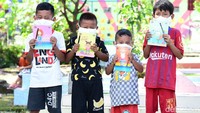 Usai menyalurkan bantuan sembako dan masker, sebelum pulang Sandiaga juga berbincang dengan belasan anak-anak di kampung tersebut. Selain itu, anak-anak tersebut juga mendapat bantuan buku pelajaran dan masker.