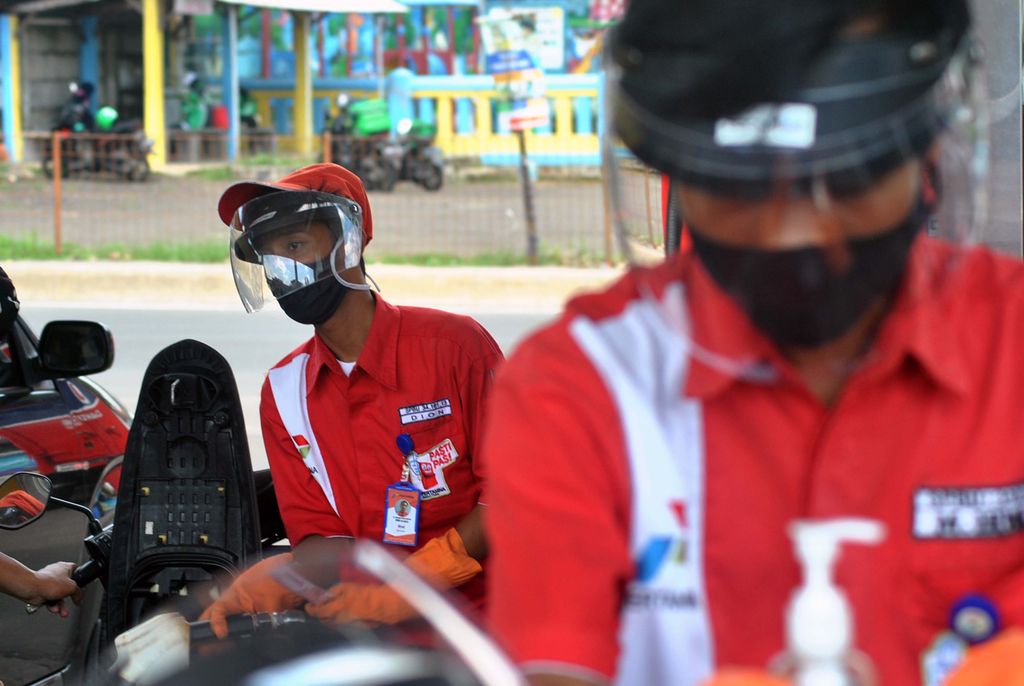 Petugas SPBU menggunakan alat pelindung wajah saat melayani pengendara motor di SPBU 34-16113, Cilendek, Kota Bogor, Jawa Barat, Selasa (5/5/2020). Petugas SPBU yang berhubungan langsung dengan pengendara tersebut menggunakan alat pelindung wajah sebagai upaya untuk melindungi diri, keluarganya maupun orang lain dalam upaya pencegahan penyebaran COVID-19. ANTARA FOTO/Arif Firmansyah/foc.