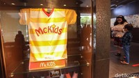 Tidak lupa koleksi mainan terbaru juga selalu menjadi pelengkap saat berkunjung ke restoran ini.
