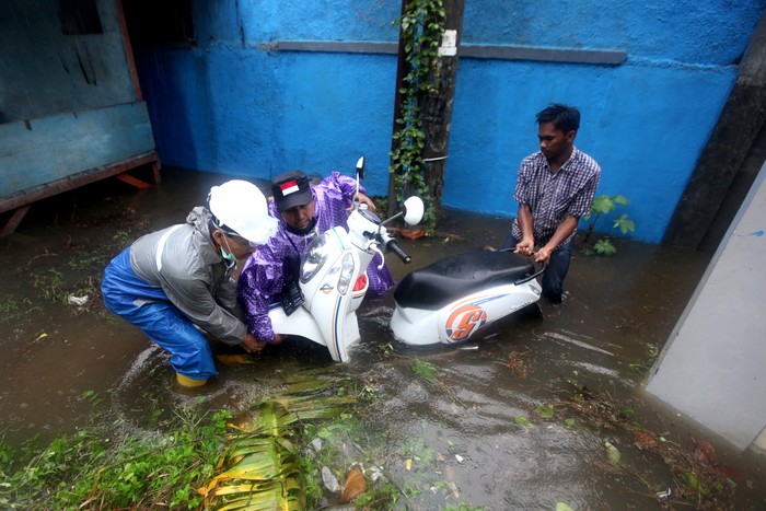 Banjir Akibat Hujan Deras Rendam Banda Aceh Warga melintas di jalan yang tergenang banjir di Desa Neusu, Banda Aceh, Aceh, Jumat (8/5/2020). Hujan deras yang terjadi sejak Kamis (7/5/2020) mengakibatkan ribuan rumah di sembilan kecamatan digenangi air dengan ketinggian hampir satu meter. ANTARA FOTO/Irwansyah Putra/pras.